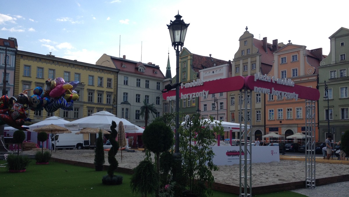 Szykuje się nie lada gratka dla wszystkich kinomanów. Już dziś we Wrocławiu rozpoczyna się 14. edycja MFF T-Mobile Nowe Horyzonty. W programie znalazło się aż 365 filmów. Część z nich zobaczymy na Rynku. A w przerwach między seansami będzie można zrelaksować się na plaży, która powstała na placu Solnym.