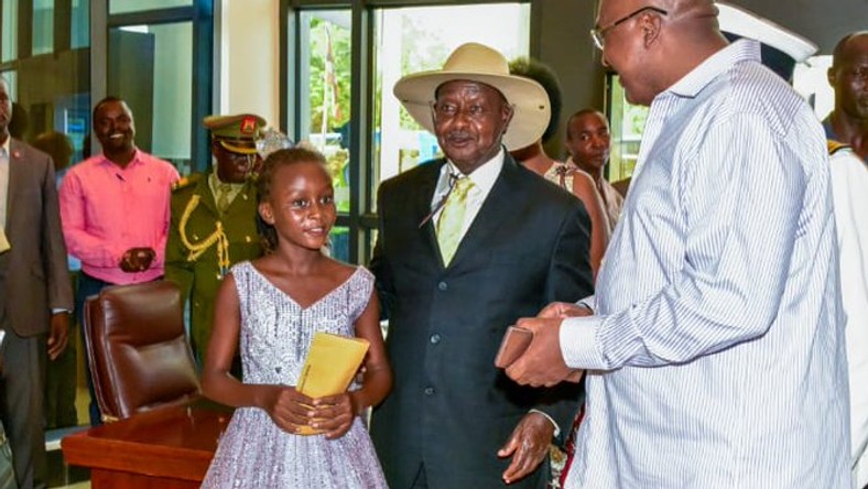 President Yoweri Museveni with Ms Sheila Sheldone Michaels who presented him with a portrait during his State visit to Mombasa, Kenya (Twitter)