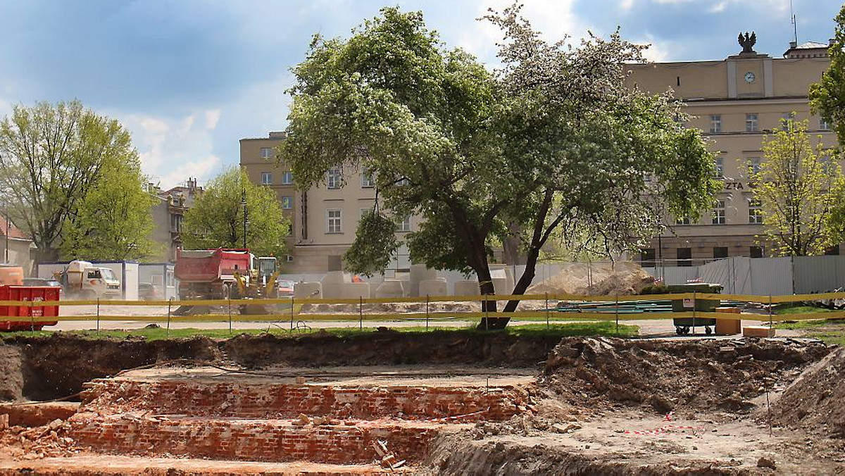Ratusz zdecydował się wyeksponować fundamenty XIX-wiecznej cerkwi. Prawdopodobnie mury będzie można zobaczyć przez szklaną podłogę. Ta nieoczekiwana sytuacja nie wpłynie na termin zakończenia prac.