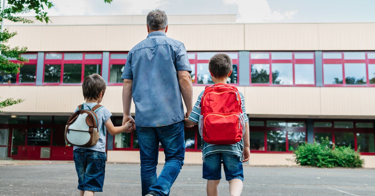 Świadczenia dla osób samotnie wychowujących dzieci. W 2025 r. jest sporo korzyści