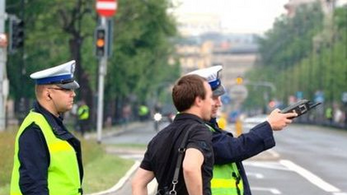 Dość nietypowa sytuacja miała miejsce w Lublinie. Dwóch mężczyzn przechodziło przez przejście w niedozwolonym miejscu. Wylegitymowali ich policjanci - i nie byłoby w tym nic nadzwyczajnego gdyby nie to, że przechodnie mieli w torbach skradzione markowe ciuchy - informuje "Radio Lublin".