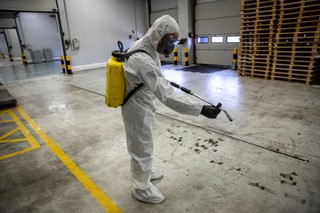 Wojskowi chemicy dezynfekują szpitale, urzędy i środki transportu