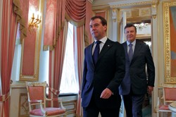 Miedwiediew do Janukowycza: Nie bądź wycieraczką