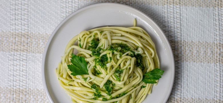 Zrób to pesto z makaronem, obiad będzie hitem. Danie jak z Włoch, a składniki są na łące