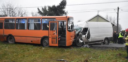 Groźny wypadek z udziałem szkolnego autobusu. Troje dzieci i kierowca w szpitalu