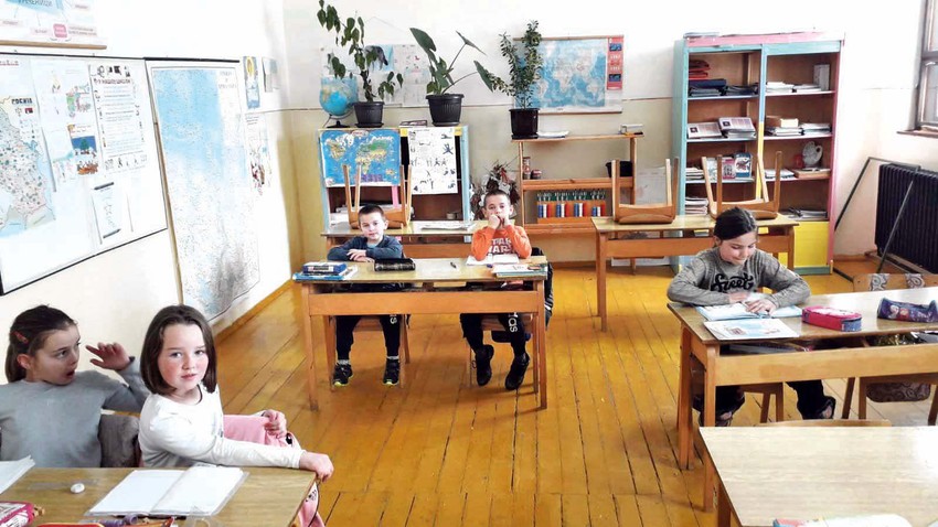 U učionici seoske škole izdvojenog odeljenja OŠ "Mihailo Baković" iz Seljašnice osmoro je đaka 