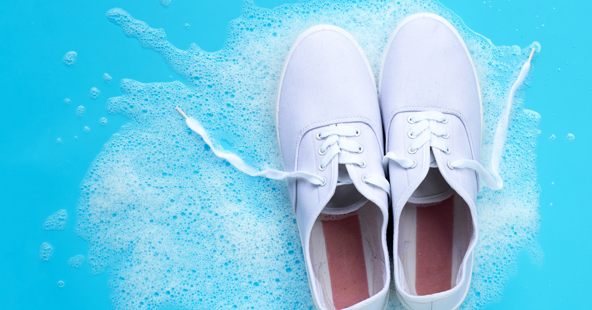 Jak wybielić zżółknięte buty? Sprawdź jak i czym wyczyścić białe buty