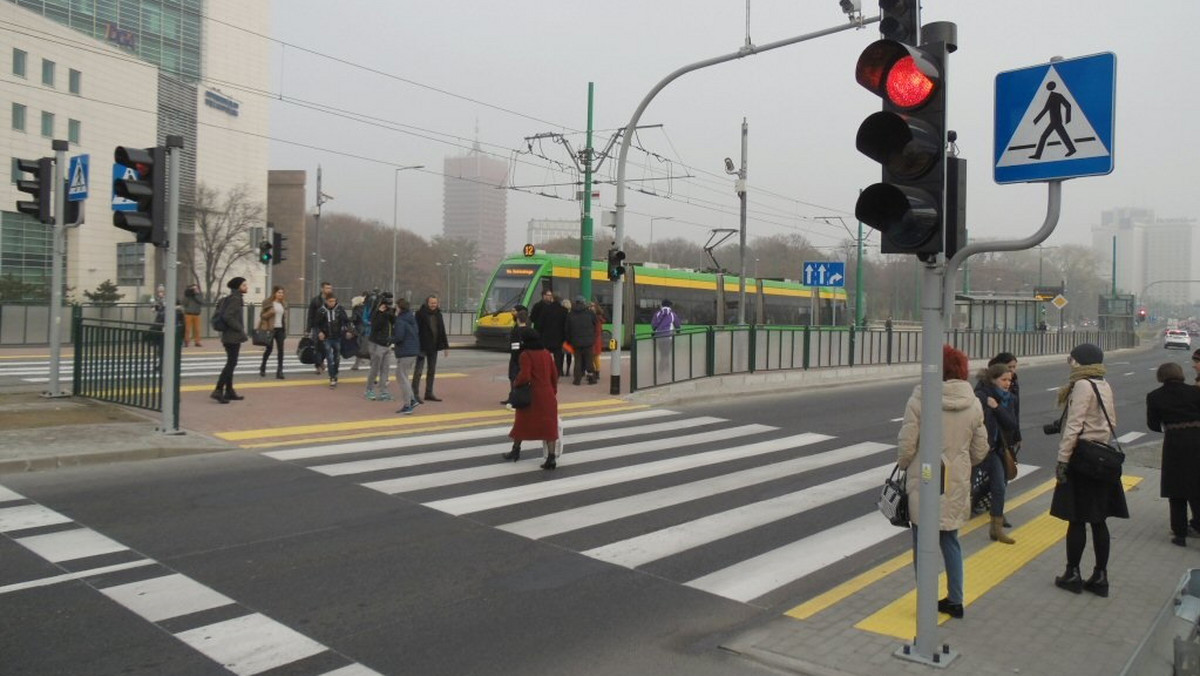 Zakończyła się budowa przejścia dla pieszych z przystanku tramwajowego "Poznań Główny" w kierunku dworca kolejowego. "Zebra" na końcu Mostu Dworcowego znacznie skróciła drogę podróżnych, którzy nie muszą już korzystać z tunelu podziemnego i centrum handlowego Poznań City Center, by dostać się na dworzec kolejowy.