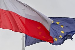 Flaga Unii Europejskiej i flaga Polski