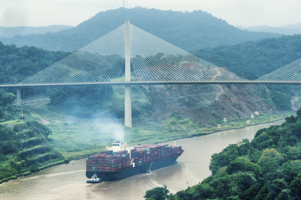 Kanał Panamski współcześnie - kontenerowiec pod Puente Centenario (Most Stulecia)