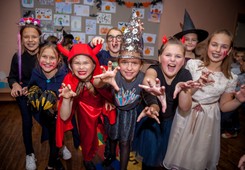 Dziecko przebiera się do szkoły na Halloween? Poznaj zasady bezpieczeństwa, o których mówią nauczyciele