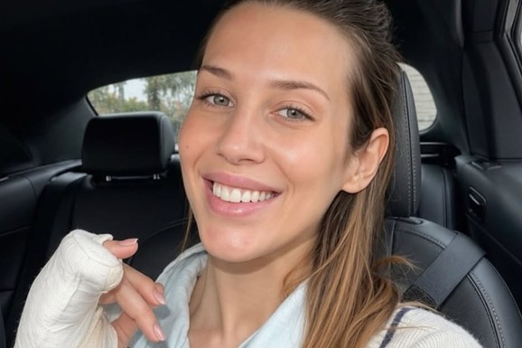 (FOTO) ŽENA SERGEJA TRIFUNOVIĆA VOZI AUTO SA RUKOM U GIPSU P