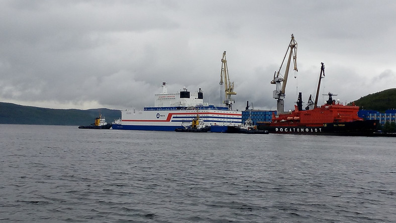 Statek "Akademik Łomonosow" zacumował kilka dni temu na stałe w arktycznym porcie Pewek na rosyjskiej Czukotce i rozpoczął pracę. To położona najdalej na świecie na północ elektrownia nuklearna. I jedyna na świecie pływająca.
