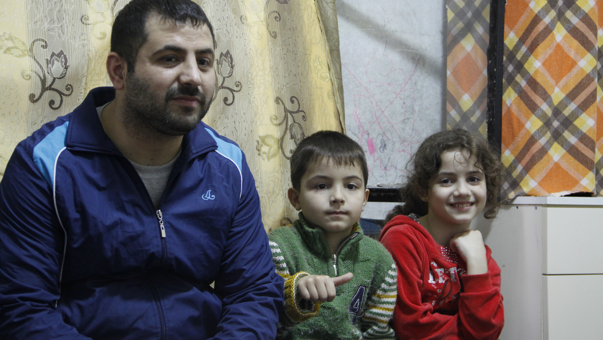 Nur to po arabsku światło. – To była miłość od pierwszego wejrzenia – mówi o niej Ammar. Wiesz, że taka jest najpiękniejsza? Wiem – uśmiecha się. Poznali się dziesięć lat temu w Aleppo. Uciekli, gdy na ich dom spadła bomba. – Zginęło wtedy 20 osób. To były dzieci. Widziałem ich ciała, wyciągali je spod gruzów. Wtedy postanowiłem zabrać rodzinę i wyjechać do Libanu – wspomina. Są uchodźcami od pięciu lat.