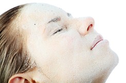 Zastanów się dwa razy, zanim je zrobisz. Te hitowe w Sieci zabiegi DIY dla urody mogą być bardzo niebezpieczne