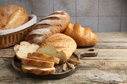 Nie lodówka, ani plastikowa torebka. Tak przechowuj chleb, a będzie długo świeży