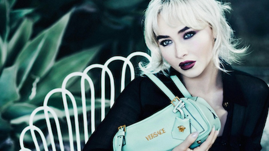 Sabrina Carpenter u Versace kampanji