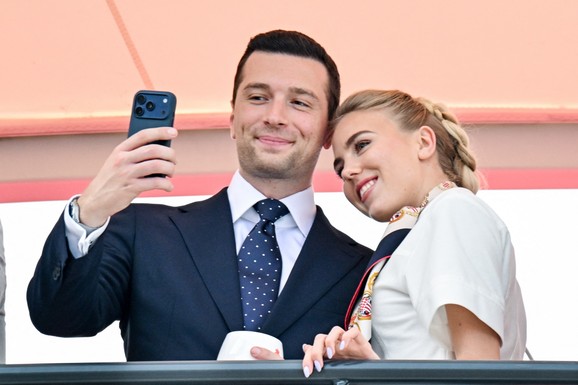 PRINCEZA ĆE GA KOŠTATI PREDSEDNIČKE FOTELJE? Žordan Bardela na udaru zbog lepe Italijanke: "Znate li šta je radio dok se održavao marš?"