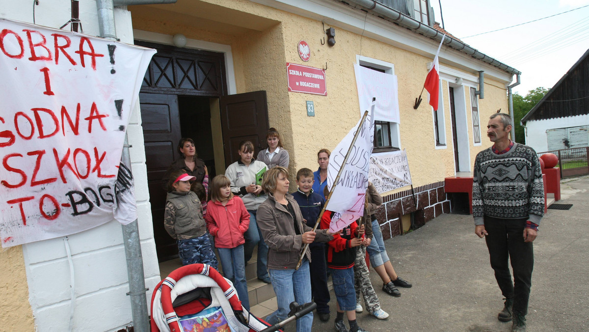 Ponad 400 nauczycieli, rodziców i uczniów protestujących przeciwko zamiarowi likwidacji ich placówek przez władze Łodzi pojawiło się na sesji Rady Miejskiej w Łodzi.