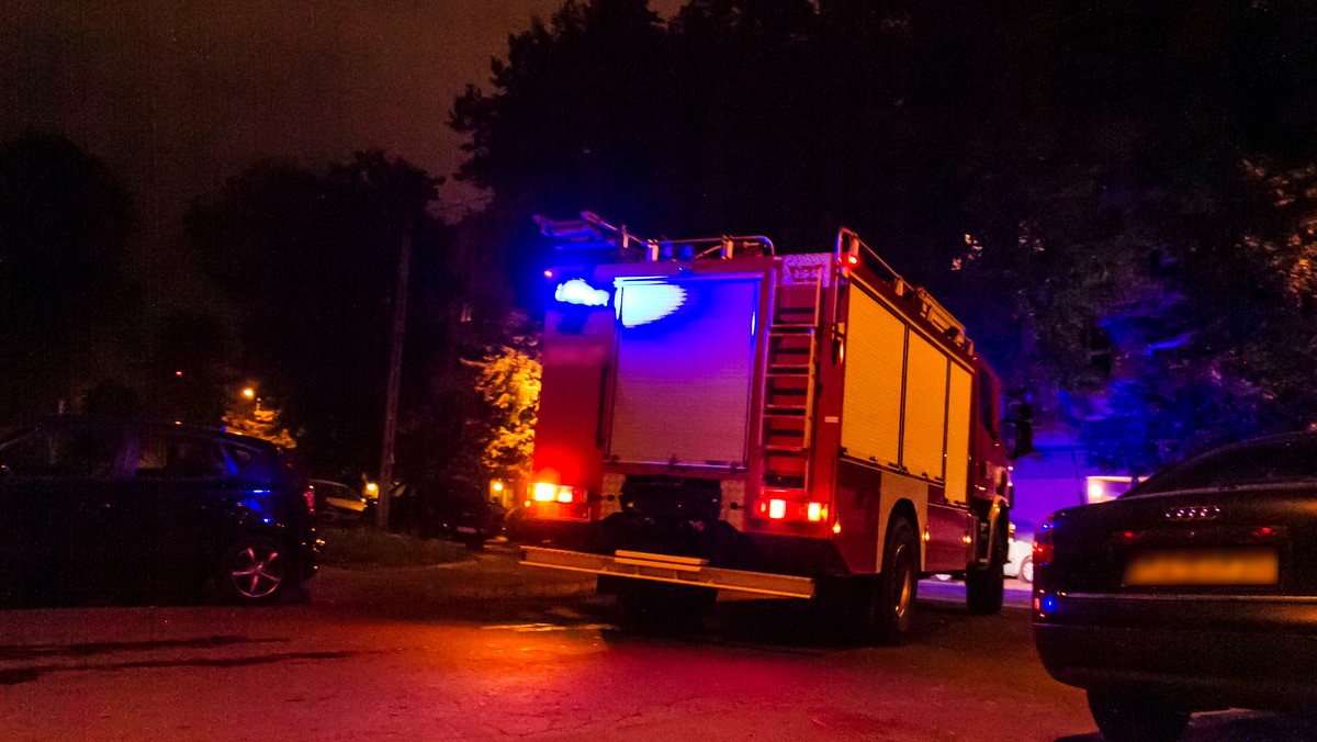 Jak podaje "Dziennik Łódzki", w kamienicy przy ul. Legionów dzisiaj rano wybuchł pożar. 77-letnia lokatorka żyła bez prądu, mieszkanie oświetlała świecami. Od jednej z nich zapaliła się boazeria w korytarzu. Ogień odciął czterem osobom drogę ucieczki.