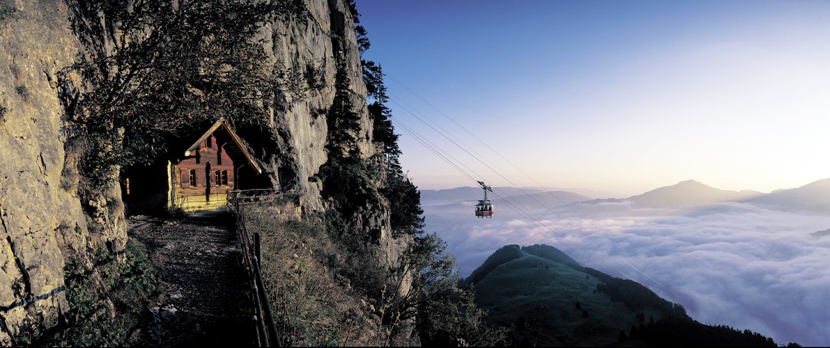 Głodnych i odważnych zapraszamy do restauracji Aescher wkomponowanej w ścianę szczytu Ebenalp