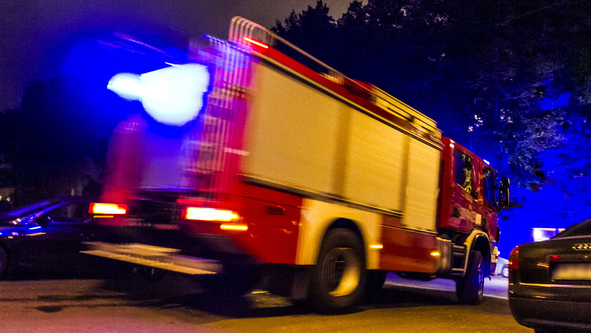 W jednej z kamienic przy ulicy Królewskiej w Krakowie wybuchł pożar. Na miejscu jest straż pożarna, policja i karetka pogotowia. W pożarze zginęła jedna osoba, osiem innych zostało ewakuowanych.