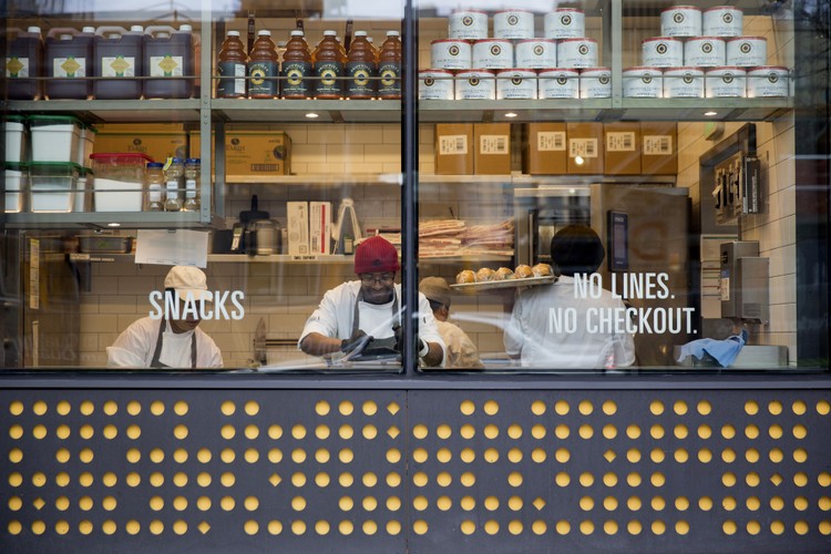 Sklep testowy został otwarty dla pracowników Amazona - giganta handlu internetowego - w grudniu 2016 r. W planach testy miały trwać znacznie krócej, jednak pojawiły się pewne problemy związane z prawidłowym identyfikowaniem klientów o podobnym typie budowy ciała. Ponadto dzieci przenosiły towary i umieszczały je w niewłaściwych miejscach na półkach - poinformował Amazon.