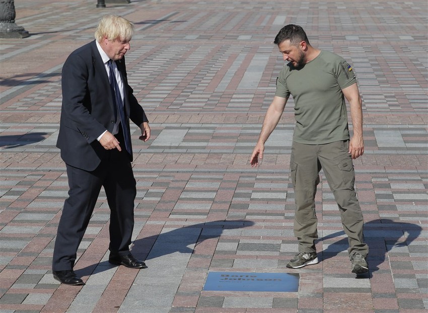 Boris Džonson i Volodimir Zelenski pored pločice sa imenom bivšeg premijera Britanije na Aleji hrabrih u Kijevu 24. avgusta 2022.