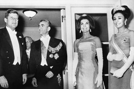 Poslednji IRANSKI ŠAH ostavio suprugu jer nije mogla da ima decu, a onda je OŽENIO NJU: Jedini je PROKLINJU, drugi DIŽU U NEBESA, a evo gde je danas PRELEPA FARA, Džeki Kenedi Bliskog istoka