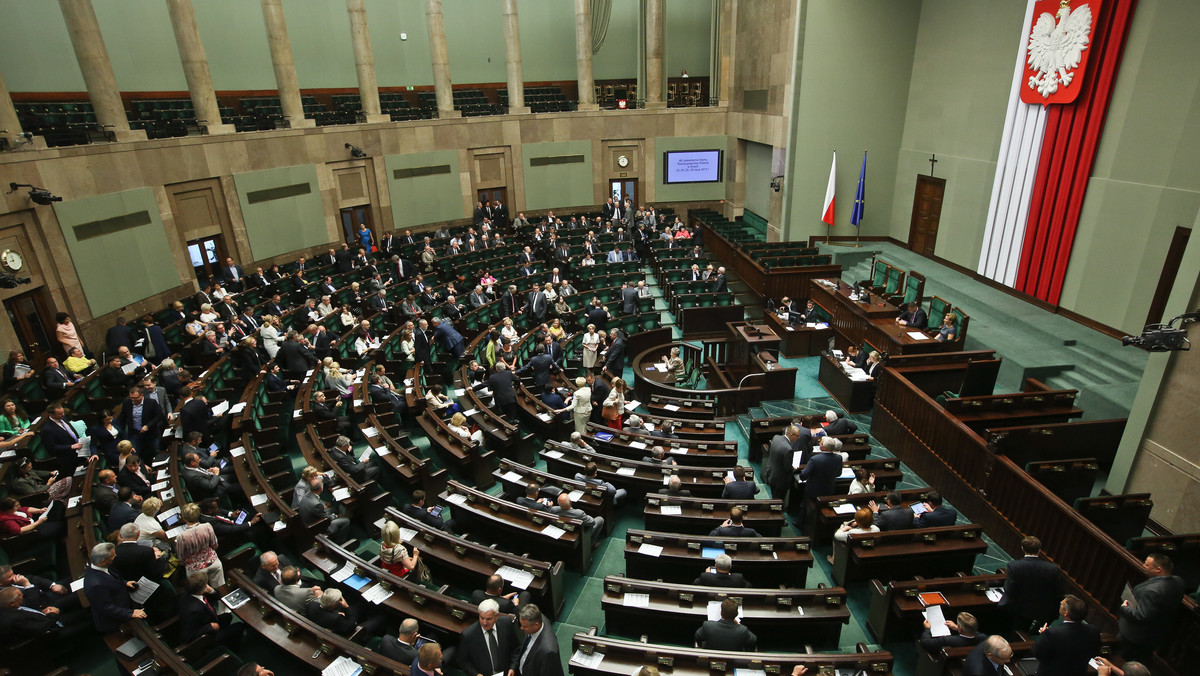 Sejmowa podkomisja zajmie się projektem ustawy o cudzoziemcach, który wprowadza m.in. wydłużenie do trzech lat zezwolenia na pobyt czasowy oraz jedno zezwolenie na pobyt i pracę w Polsce - zdecydowała w piątek komisja spraw wewnętrznych.