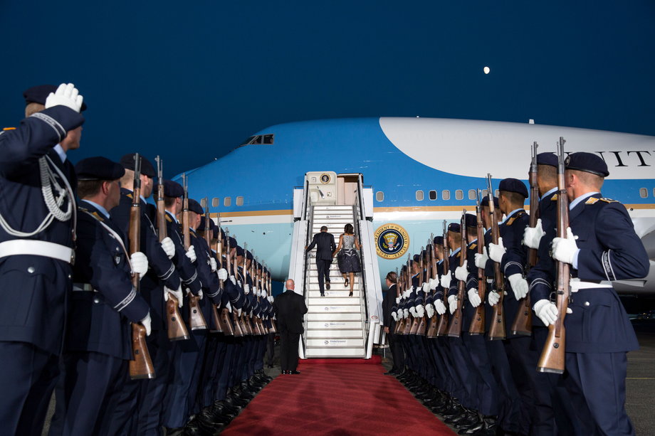 Pierwsza Para USA wchodzi na pokład Air Force One w 2013 r.
