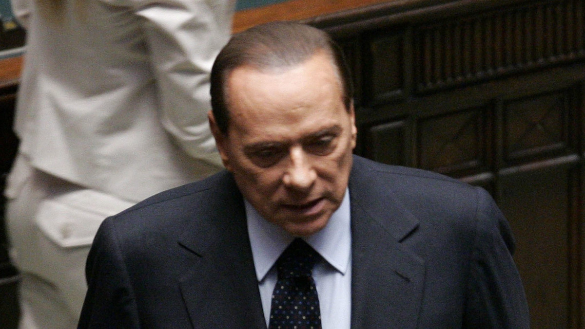 Co najmniej 4 razy dziewczyny premiera Włoch Silvio Berlusconiego podróżowały z nim rządowym samolotem - ujawniła "La Repubblica". Szefowi rządu i uczestniczkom rozwiązłych przyjęć towarzyszył też dzięki wizie dyplomatycznej organizator tych zabaw.