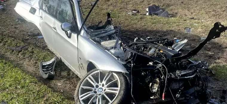 BMW dosłownie rozpadło się na części. Kierowca zginął na miejscu