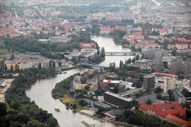 Wrocław z lotu ptaka: Politechnika - Odra. Dochód PKB na mieszkańca wyniósł w 2010 r. 6025 zł. Pod tym względem wyżej w rankingu znajduje się tylko Warszawa.