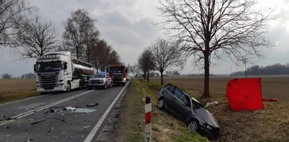 24-letni kierowca nie żyje, a pasażerka walczy o życie