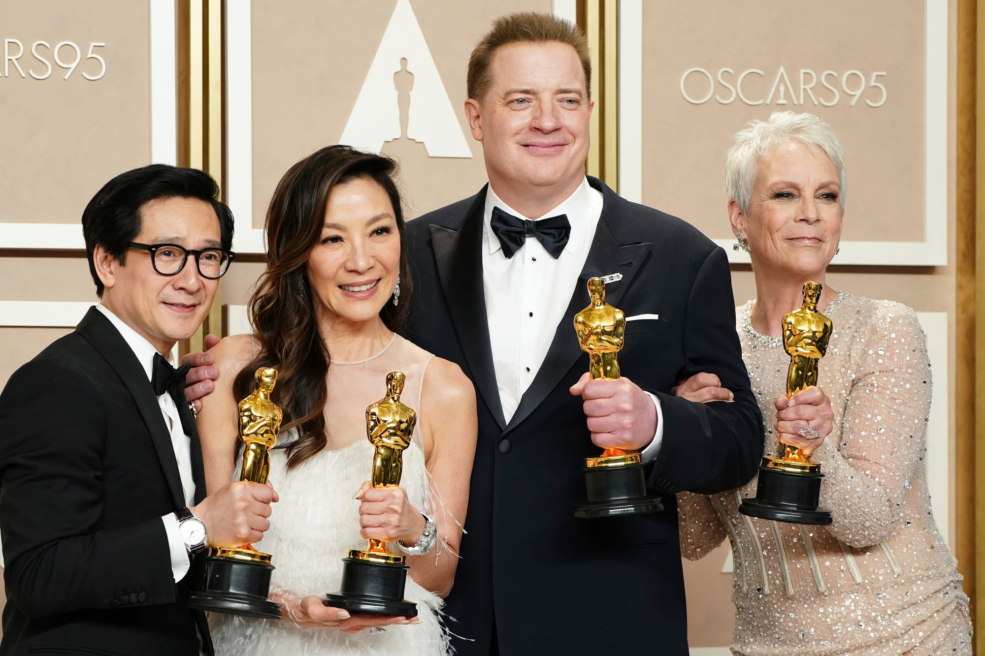 Zľava: Ke Huy Quan, Michelle Yeoh, Brendan Fraser a Jamie Lee Curtis pózujú so svojimi cenami. 
