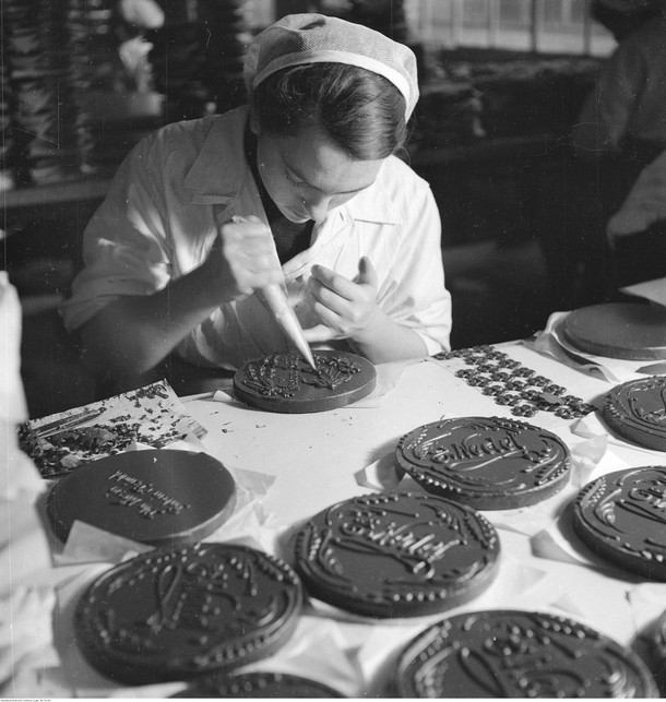 Dekorowanie słynnych Torcików Wedlowskich w Zakładach Przemysłu Cukierniczego „22 Lipca w Warszawie, 1956 r.