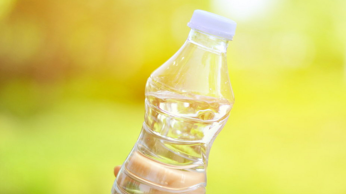 Polacy powoli doganiają Zachód w piciu wody butelkowanej. Już w tym roku statystyczny Polak wypije jej 95 litrów. Jednak czy tak samo dobrze, jak Niemcy, czy Szwedzi radzimy sobie z butelkami? Co możemy zrobić, by nie zalewał nas strumień plastikowych odpadów?
