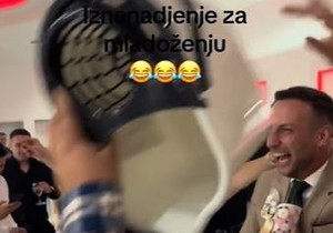 Mladoženja dobio poklone od prijatelja