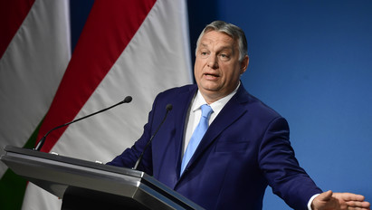 Hoppá! Orbán megérkezett Kötcsére, és ismét felbukkant a titokzatos jel: most már sejtjük, mi lehet az
