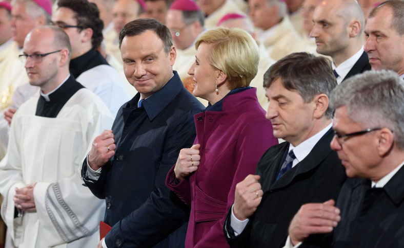 Prezydent Andrzej Duda (z małżonką Agatą Kornhauser-Dudą, podczas mszy świętej w Bazylice Prymasowskiej w Gnieźnie