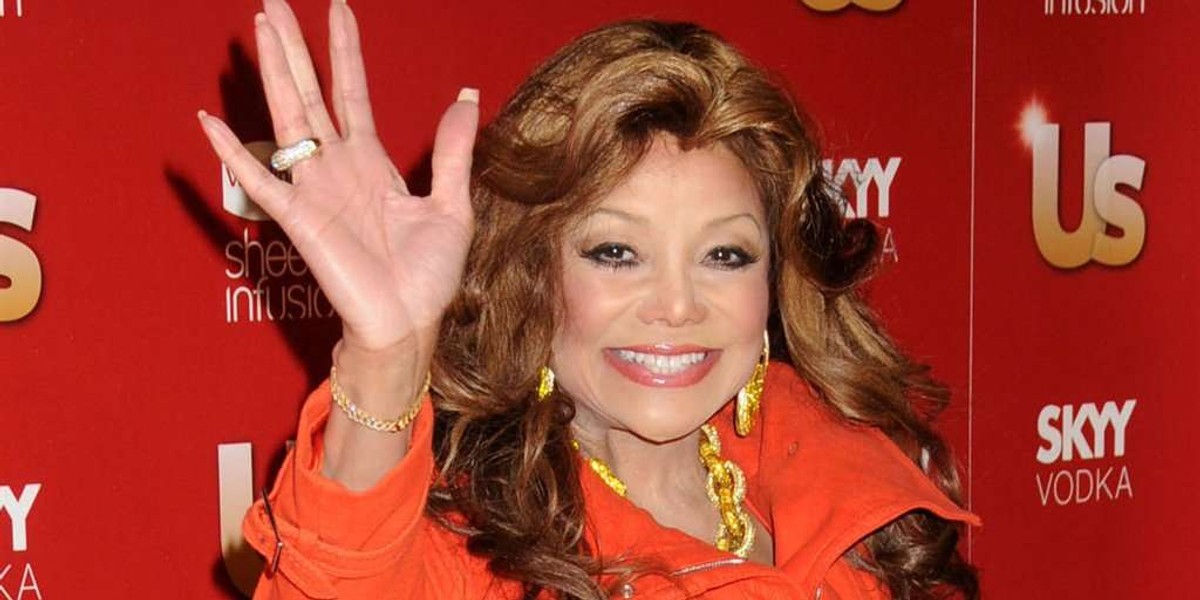 LaToya Jackson wystąpi na Sylwestra w Warszawie. LaToya Jackson zajmie całe piętro w w eksluzywnym hotelu, chce też  świeżych kwiatów, wody mineralnej, koktajlów mlecznych bez ograniczeń.