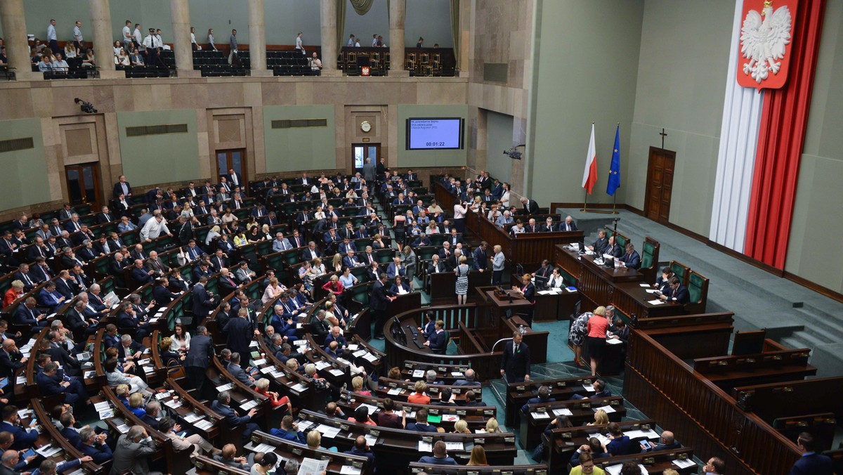 Sejm uchwalił ustawę, która ma umożliwić chorym dostęp do preparatów z konopi – będą mogły być wytwarzane w aptekach na podstawie recepty od lekarza; surowiec ma być sprowadzany z zagranicy. Za ustawą opowiedziało się 440 posłów, dwóch było przeciw, jedna osoba wstrzymała się od głosu.