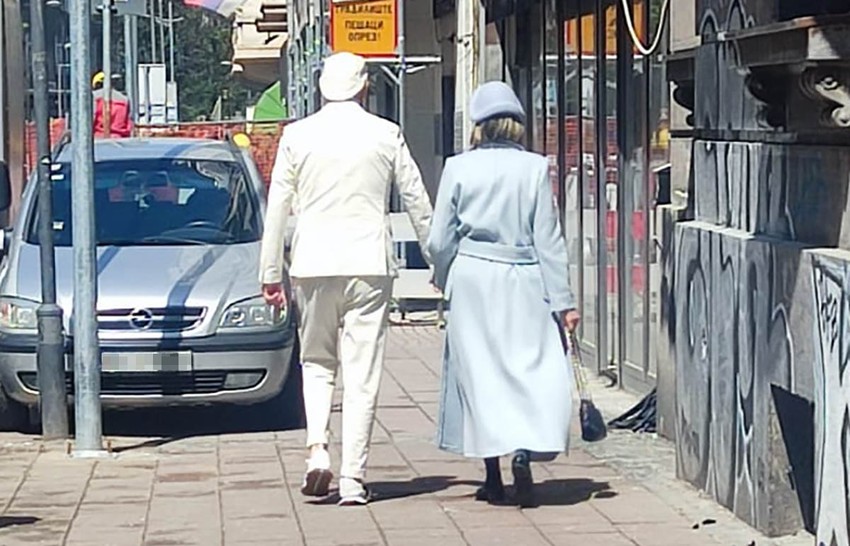 Elegancija i emocija: Par koji je zablistao u prašnjavoj i bučnoj Kosovskoj ulici