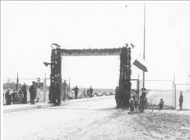 Brama triumfalna zbudowana z okazji uroczystości otwarcia portu lotniczego na Okęciu.