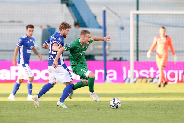 Zawodnik Wisły Płock Dominik Furman (2-L) w starciu z Michałem Kaputem (P) z Radomiaka Radom