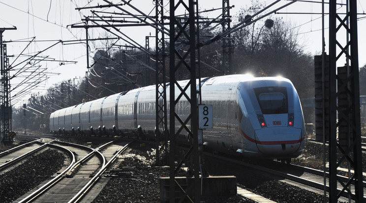 Egy InterCity-Express vonatra kapaszkodva utazott volna a férfi /Fotó: AFP