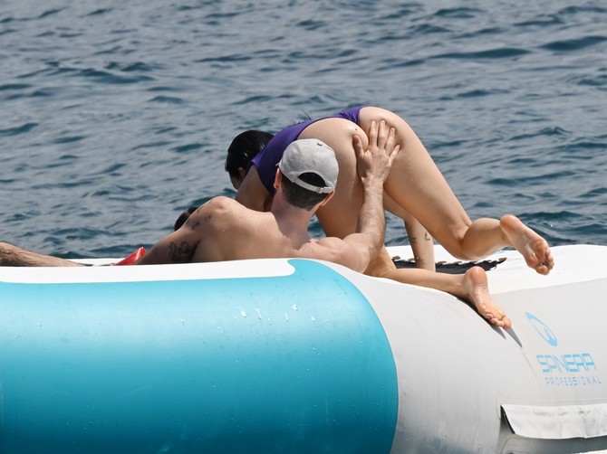 Ćerka Erosa Ramacotija sa svojim partnerom u Portofinu