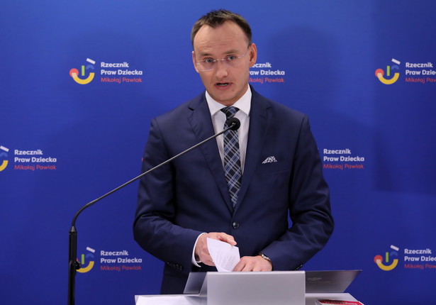 Warszawa, 04.06.2020. Rzecznik praw dziecka Mikołaj Pawlak podczas konferencji prasowej pt. "Nowe Fakty ws. Zatoki Sztuki", 4. bm. w Biurze RPD w Warszawie. (aldg) PAP/Tomasz Gzell