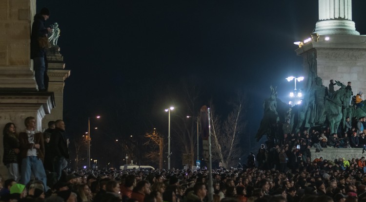 Péntek esti tüntetés a Hősök terén